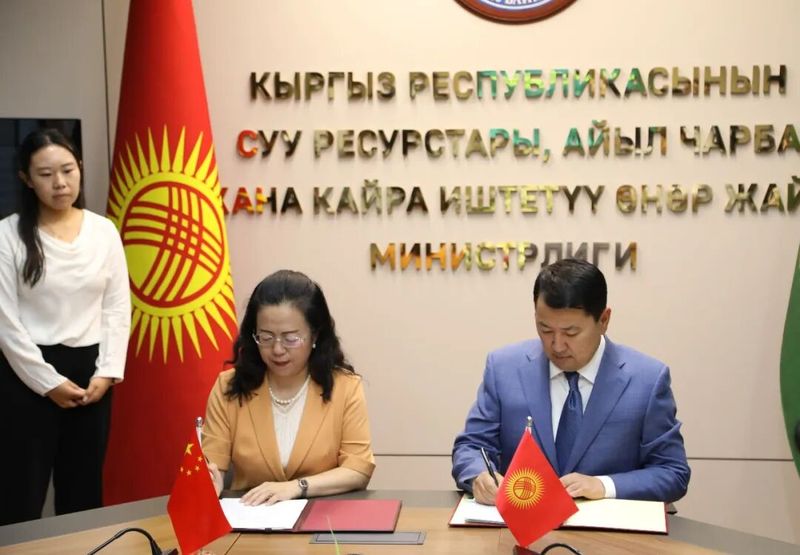 中国援吉尔吉斯斯坦农业部机械设备项目签署实施合同2.jpg