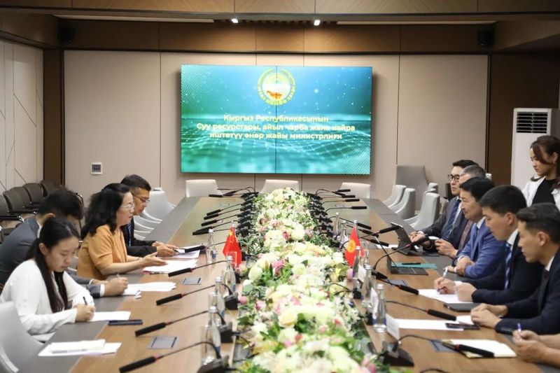 中国援吉尔吉斯斯坦农业部机械设备项目签署实施合同1.jpg