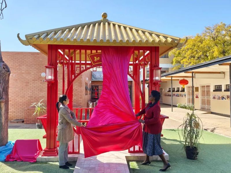 中国捐建博茨瓦纳大学孔子学院知雨亭项目举行揭幕仪式1.jpg