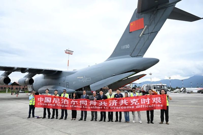 中国对尼泊尔第五批紧急援助物资运抵加德满都.jpg