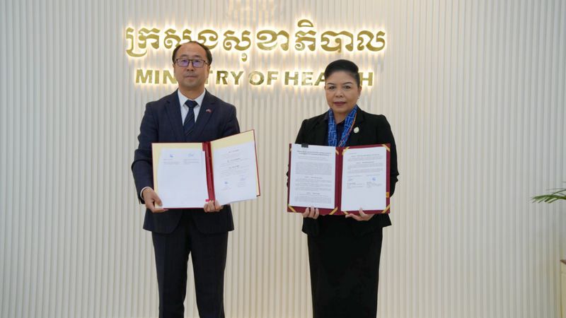 中国援柬埔寨西哈努克省中心医院改造项目签署实施协议.jpg