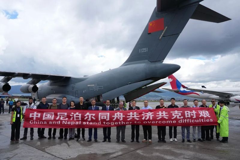 中国对尼泊尔第三批紧急援助物资运抵加德满都.jpg