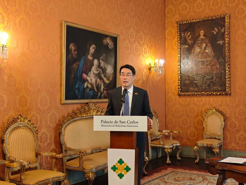 中国援哥伦比亚地震救灾物资与现汇项目签署交接证书1.jpg